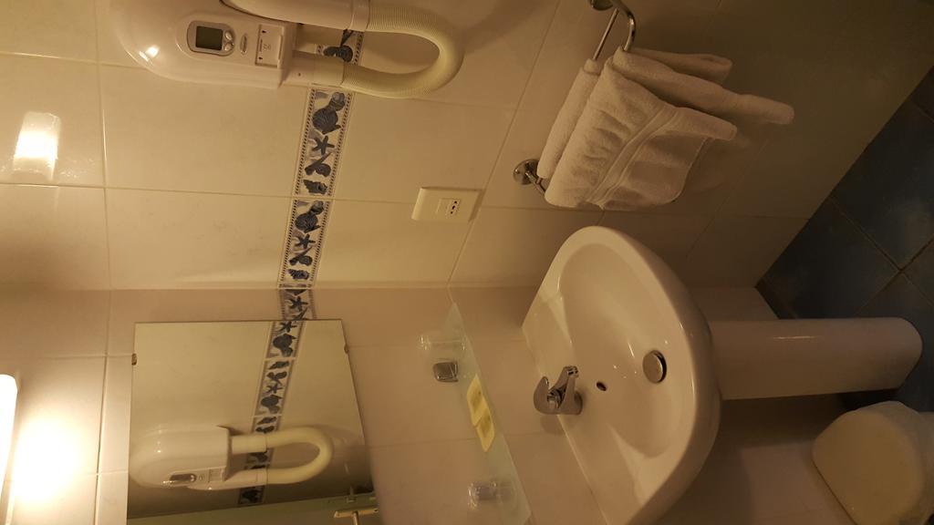 Hotel Le Passiflore แซ็ง-โปล-เดอ-ลีอง ภายนอก รูปภาพ
